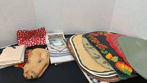 lot 1293 image: Placemats and pot holders