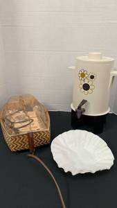 lot 1296 image: Retro Floral Coffee and bun Warmer Set