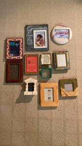 lot 1322 image: Assorted tabletop frames