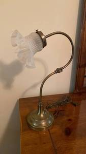 lot 1332 image: Accent lamp 16in tall