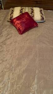 lot 1344 image: Queen duvet cover and decorative pillows
