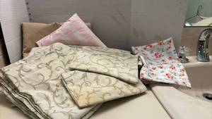 lot 1410 image: Sheet set, not sure of size, maybe full queen  Pillow cases and single sheets