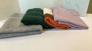 lot 1414 image: Bath towels