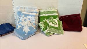 lot 1416 image: Bathroom towels and washcloths