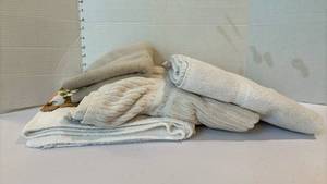 lot 1417 image: Bathroom towels