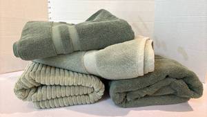 lot 1418 image: Bath Towels and a Bath Mat