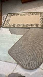 lot 1421 image: Four small bathroom rugs