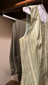 lot 1447 image: Green Silk vest and capri set - size 6