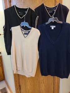 lot 1465 image: Mens golf vests, size L