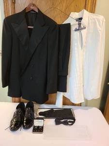 lot 1470 image: Polo by Ralph Lauren tuxedo 40 L, Christian Dior cummerbund and bow tie, Lord West cufflinks and studs, shoes size 10