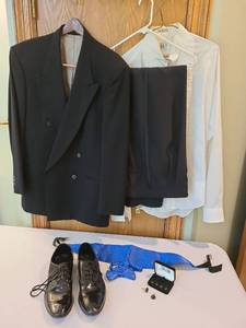 lot 1471 image: Tuxedo 40L  and accessories, shoes 11.5
