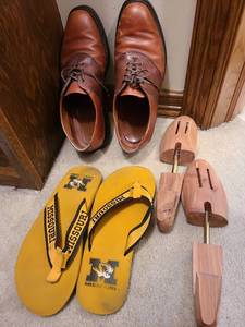 lot 1484 image: Allen Edmonds mens shoes, size 10.5, wooden shoe trees, flip flops