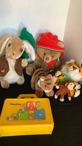 lot 3022 image: Stuffed toys and Fisher Price toy lunch box