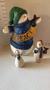lot 3105 image: Snowman decor