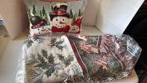 lot 3113 image: Snowman pillow and throw