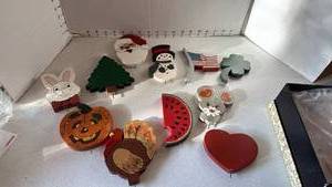 lot 3127 image: Wood holiday decor
