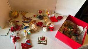 lot 3132 image: Holiday ornaments