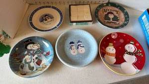 lot 3139 image: Holiday plates and soap