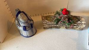 lot 3140 image: Eldreth Pottery Santa Claus figurine and holiday table decor