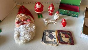 lot 3147 image: Vintage Santa head with ornaments