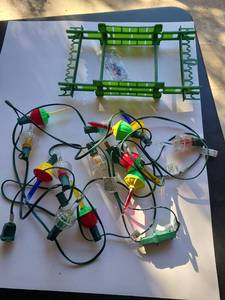lot 3202 image: Christmas bubble lights and holder