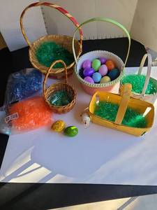 lot 3204 image: Easter baskets and eggs