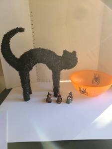 lot 3208 image: Halloween decor