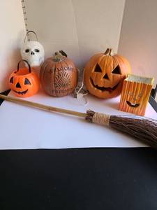 lot 3209 image: Halloween decor