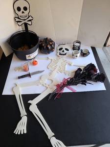 lot 3210 image: Halloween decor