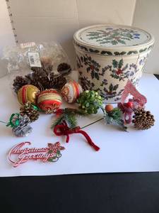 lot 3215 image: Christmas ornaments and more.