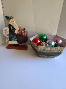 lot 3218 image: Christmas ornaments and d�cor.