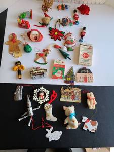 lot 3219 image: Christmas ornaments.