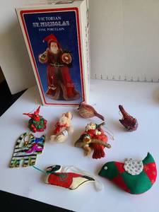 lot 3222 image: Christmas ornaments and decor.