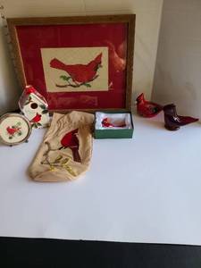 lot 3225 image: Cardinal decor.