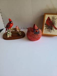 lot 3226 image: Lefton Cardinal figurine on wooden base, wooden box, chubby resin cardinal