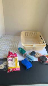 lot 3322 image: Dish drainer, sink protectors and scrubbiest with gloves