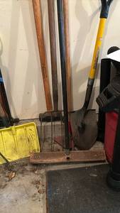 lot 3404 image: Shovel, hope, sledge hammers, pitch fork and broom