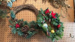 lot 3416 image: Two small Christmas Wreaths