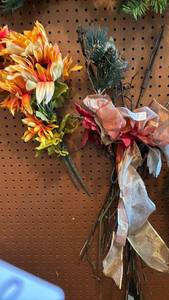 lot 3417 image: Fiber Optic Decorations and Fall fax flowers