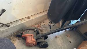 lot 3423 image: Black & Decker Electric EdgeHog