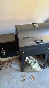 lot 3424 image: Traeger Wood Pellet Grill - Has only been used twice - like new