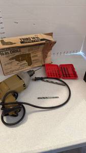 lot 3513 image: Black & Decker 38 in drill, drill bits