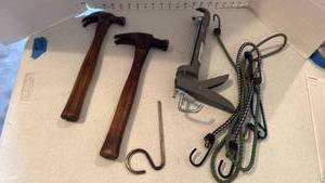 lot 3519 image: Hammers, chalking gun and bungees