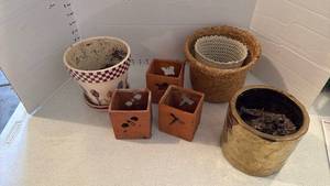 lot 3524 image: Assorted pots and basket
