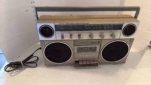 lot 3529 image: G.E. Portable amfm stereo and cassette player