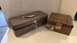 lot 3532 image: Metal tool box and filing box