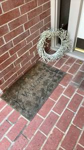 lot 4005 image: Wreath and welcome mat