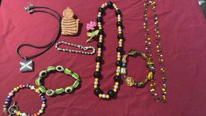 lot 1602 image: Womens jewelry