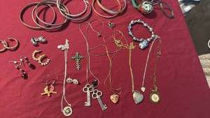 lot 1605 image: Womens jewelry