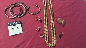 lot 1606 image: Womens jewelry